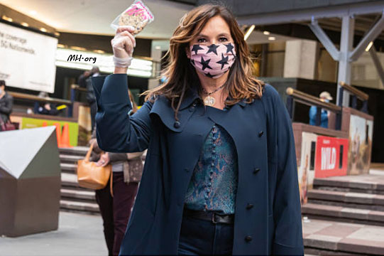 2020 Mariska Passing Out Cookies To Voters 10/27/20